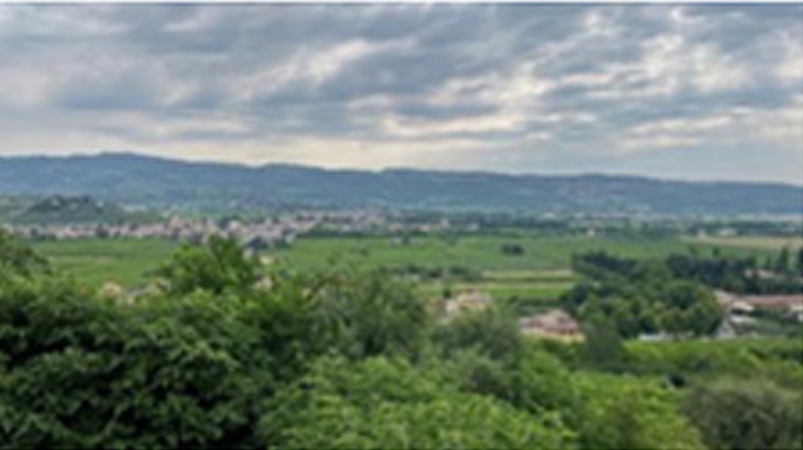Mobilité de stage de 3 mois en région de Toscane en Italie : au cœur des montagnes Toscanes. L’Italie est un très beau pays, des reliefs verdoyants, des lacs impressionnants et une mer calme et claire. C’est un pays fier de son héritage et de ce qu’il possède, de ses paysages et de sa culture, surtout celle culinaire (Oui, les pizzas sont aussi bonnes qu’on le dit), un pays joyeux et léger. La vie y est douce (à condition d’avoir un bon anti-moustiques) et lente. Il est très facile de se déplacer en Italie, un important réseau ferroviaire permet de se déplacer rapidement d’une ville à une autre et de visiter plusieurs régions lors de son séjour, chose que je recommande grandement.